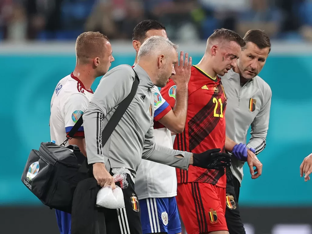 Bek Belgia Timothy Castagne cedera di laga kontra Rusia, Minggu (13/6/2021). (photo/REUTERS/LARS BARON)