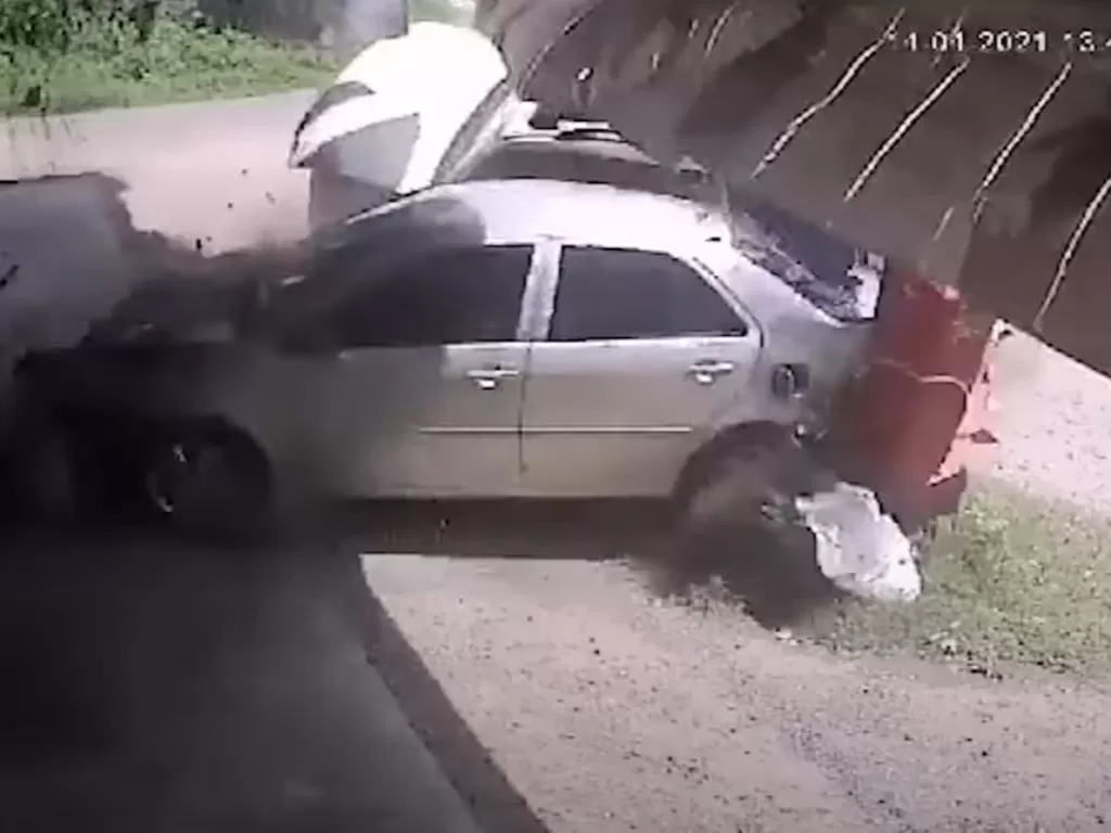 Momen mengerikan tabrakan mobil. (YouTube/Viral Press)