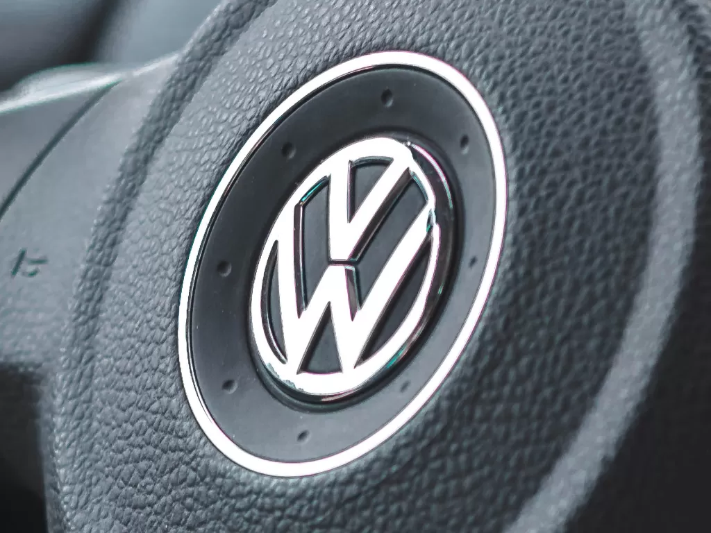 Tampilan logo perusahaan Volkswagen di salah satu mobilnya (Ilustrasi/Unsplash/Alex Zarubi)