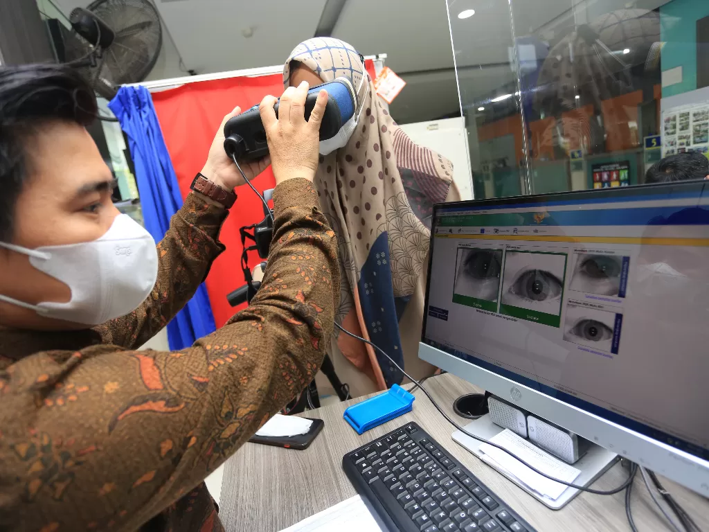 Petugas mengambil rekaman siris mata saat perekaman Kartu Tanda Penduduk Elektronik (e-KTP) (ANTARA FOTO/Syifa Yulinnas/foc.)