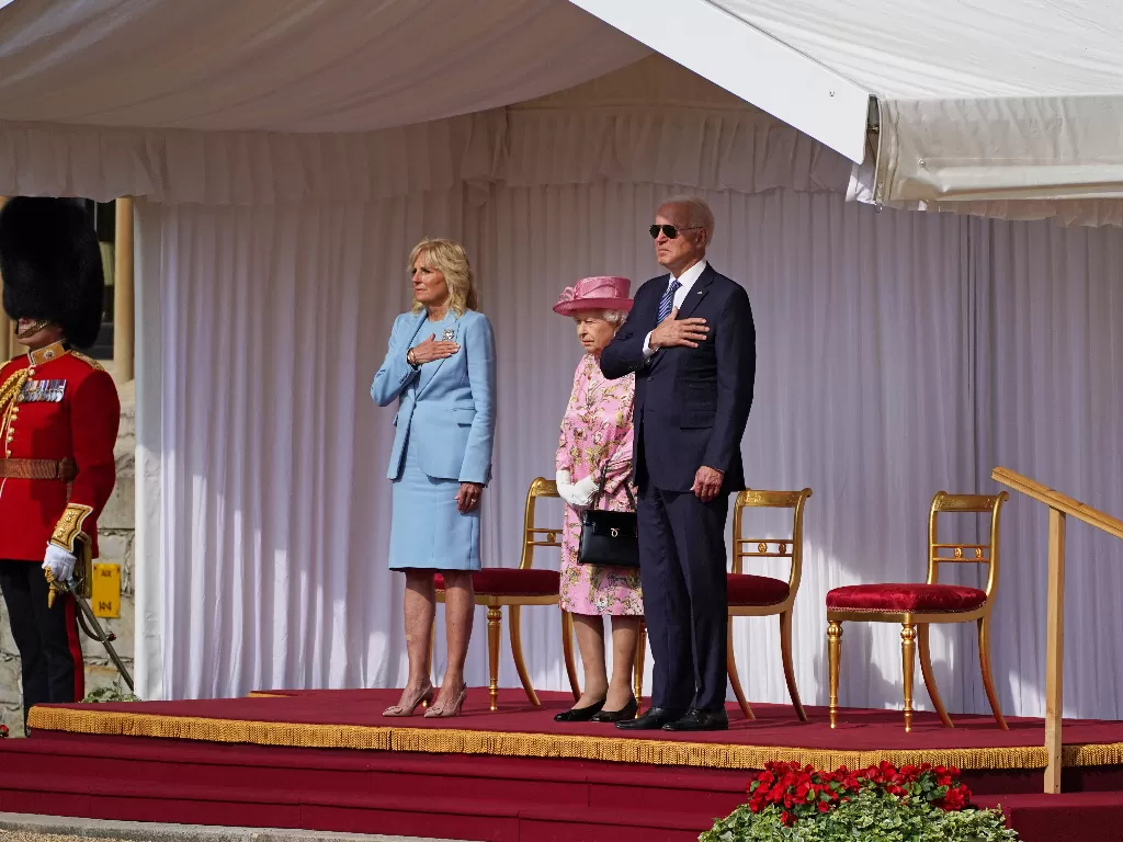 Tampilan Presiden Joe Biden dan Jill Biden saat bertemu dengan Ratu Elizabeth II. (photo/Steve Parsons/Pool via REUTERS)