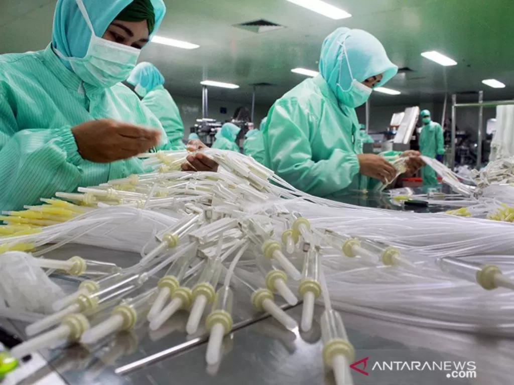 Ilustrasi - Pekerja menyelesaikan pembuatan salah satu unit alat kesehatan rumah sakit.  (photo/ANTARA FOTO/Umarul Faruq/ilustrasi)