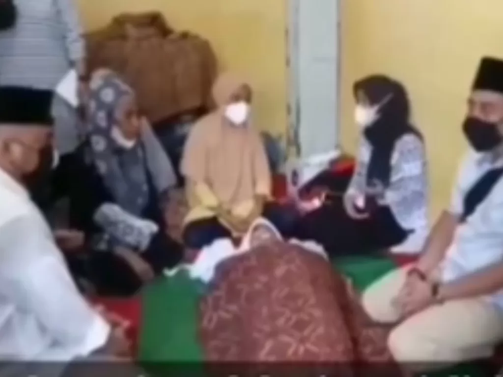 Keluarga korban menangisi bocah Muhammad Raza Aulia yang meninggal dunia karena digigit anjing. (ist)