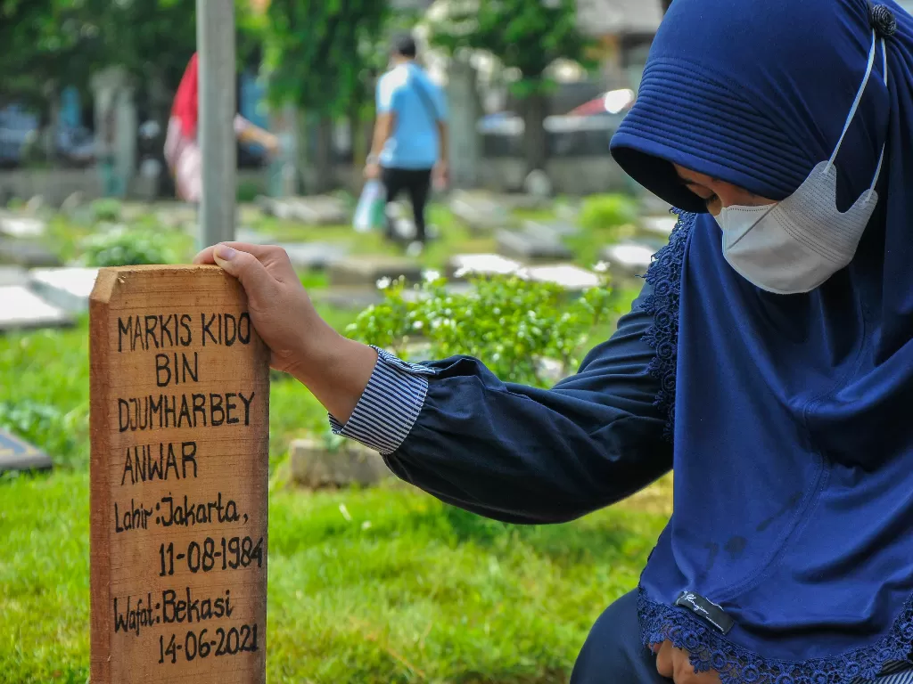 Istri Almarhum Markis Kido, Richasari Pawestri berdoa usai pemakaman (ANTARA FOTO/ Fakhri Hermansyah)