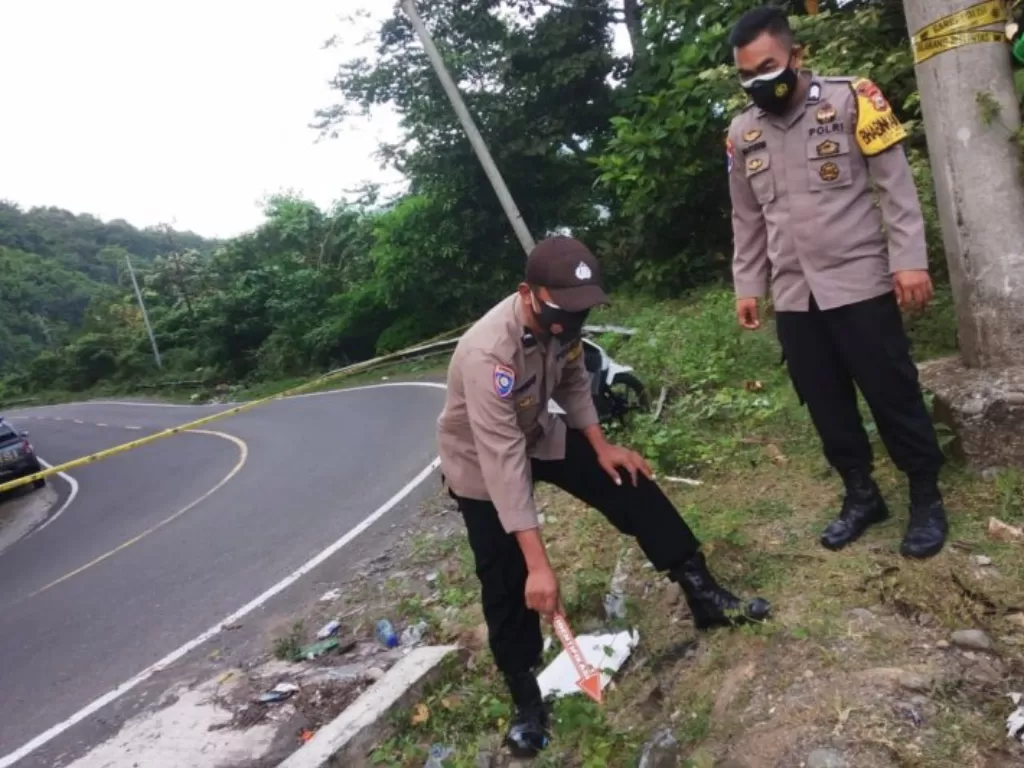 Polisi menunjukan lokasi penemuan dan pembakaran jasad orang di Bukit Kemiri, Tompoladang, Desa Padaelo, Kecamatan Mallawa, Kabupaten Maros, Sulawesi Selatan. (HO/Dokumentasi Polres Maros)