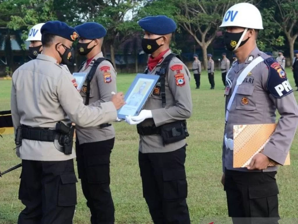 Komandan Satuan Brimob Polda Kalsel Kombes Pol Ronny Suseno memimpin upacara PTDH dua anggotanya, di Banjarbaru, Rabu (16/6/2021). (photo/ANTARA/Firman)
