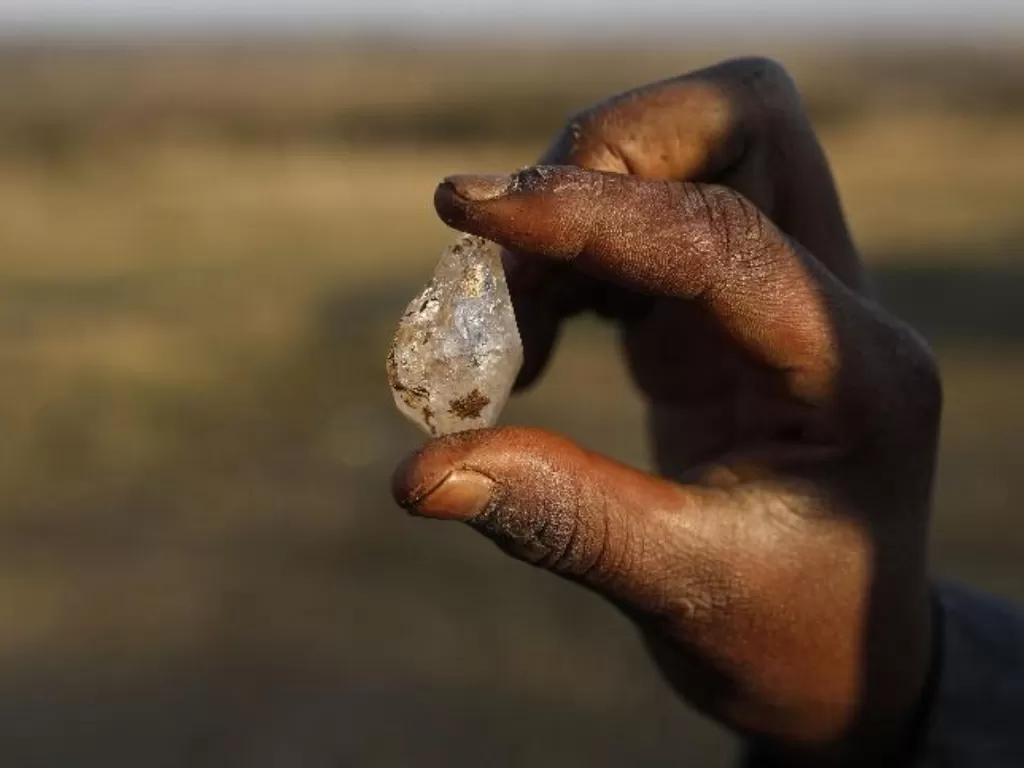 Mendo Sabelo mendapatkan batu tak dikenal. (Photo/Reuters)