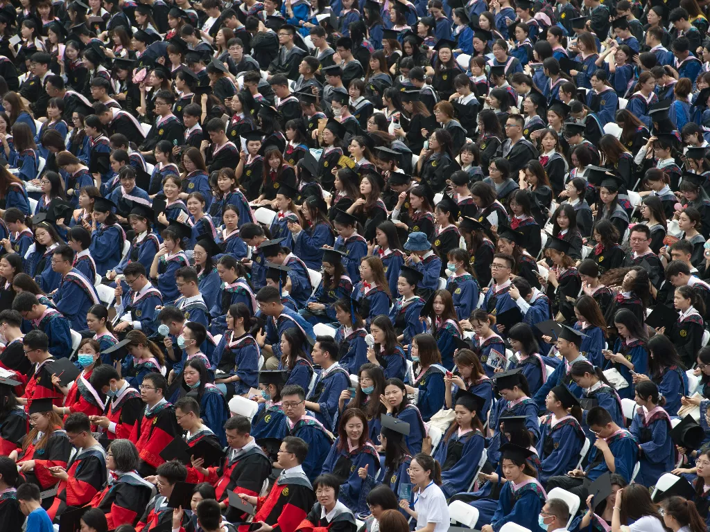 Ribuan siswa berkumpul di acara upacara kelulusan di Wuhan. (REUTERS/Stringer CHINA OUT)