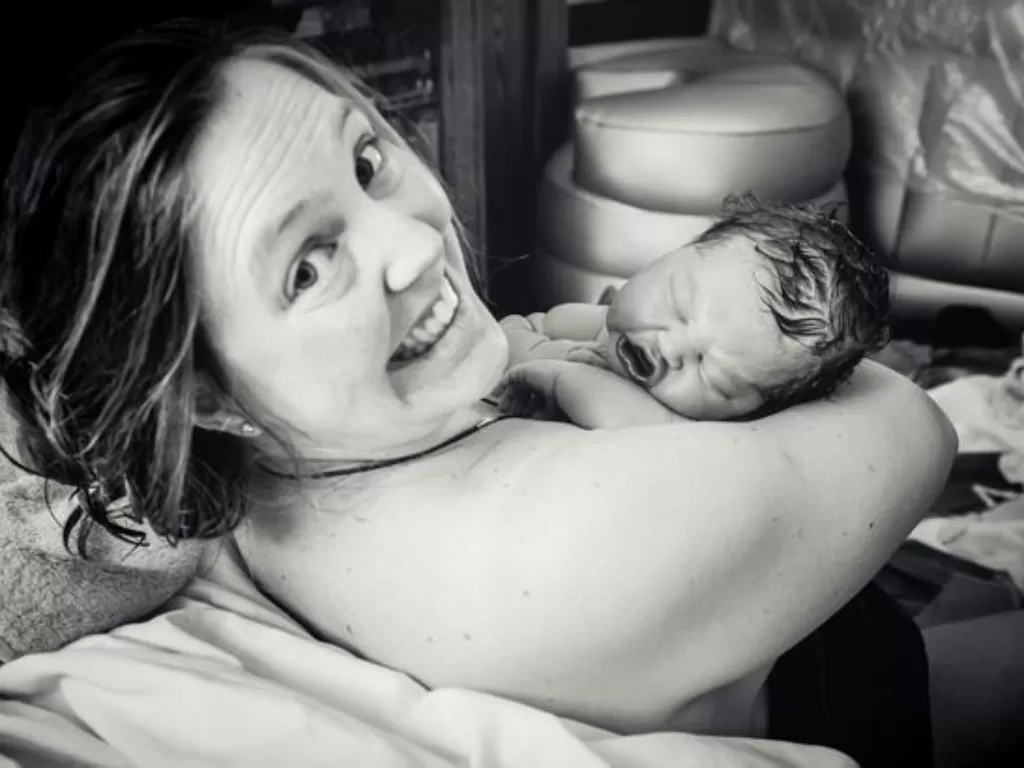 Ayshah Maton (34) yang melahirkan bayinya di rumah. (Kelly Bond Photography/SWNS)