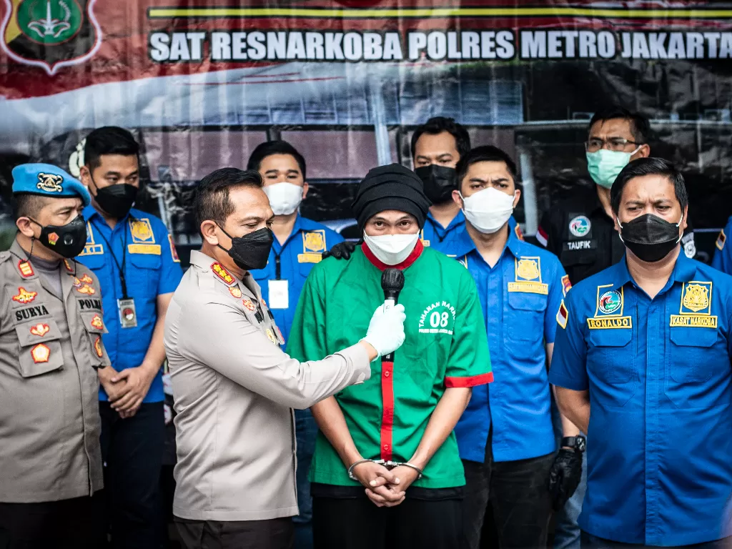 Musisi Anji dalam konferensi pers pengungkapan kasus narkoba publik figur di Polres Metro Jakarta Barat, Jakarta, Rabu (16/6/2021).  (photo/ANTARA FOTO/Aprillio Akbar)