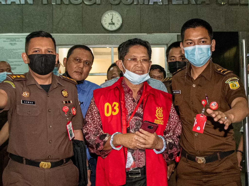   Tersangka kasus dugaan korupsi Masjid Raya Sriwijaya yang juga mantan Sekretaris Daerah (Sekda) Provinsi Sumatera Selatan 2013-2016 Mukti Sulaiman (tengah). (photo/ANTARA FOTO/Nova Wahyudi)