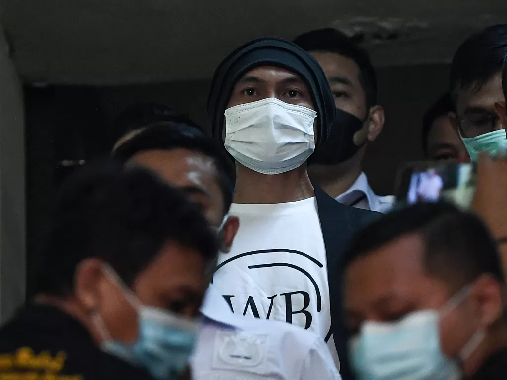 Musisi Erdian Aji Prihartanto alias Anji berjalan menuju ruang pemeriksaan kesehatan di Polres Metro Jakarta Barat, Jakarta, Senin (14/6/2021). (ANTARA/Sigid Kurniawan) 