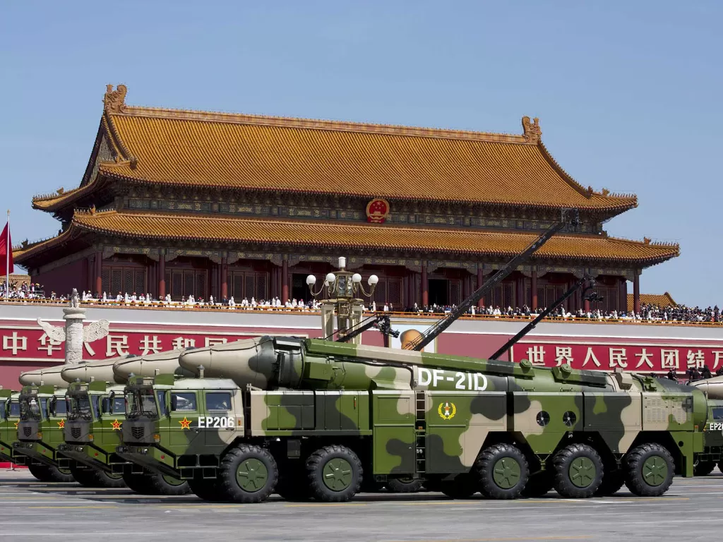  Kendaraan militer China yang membawa rudal balistik anti-kapal DF-21D, yang dikenal sebagai pembunuh kapal induk, melewati Gerbang Tiananmen di Beijing selama parade militer pada tahun 2015. (photo/REUTERS/Andy Wong/ilustrasi)