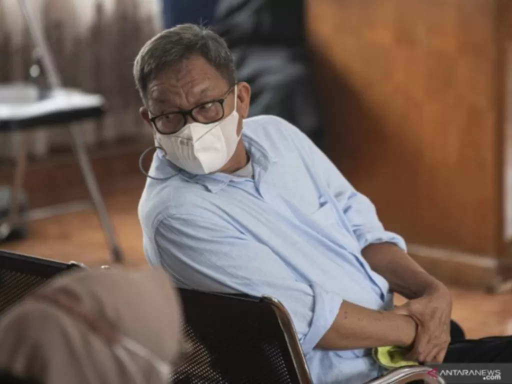 Arsip-Terdakwa mantan Bupati Kabupaten Muara Enim periode 2009-2018 Muzakir Sai Sohar (kanan) berbincang dengan kerabatnya, sebelum menjalani sidang di Pengadilan Tipikor Palembang, Sumatera Selatan, Rabu (21/4/2021). (ANTARA FOTO/Nova Wahyudi)