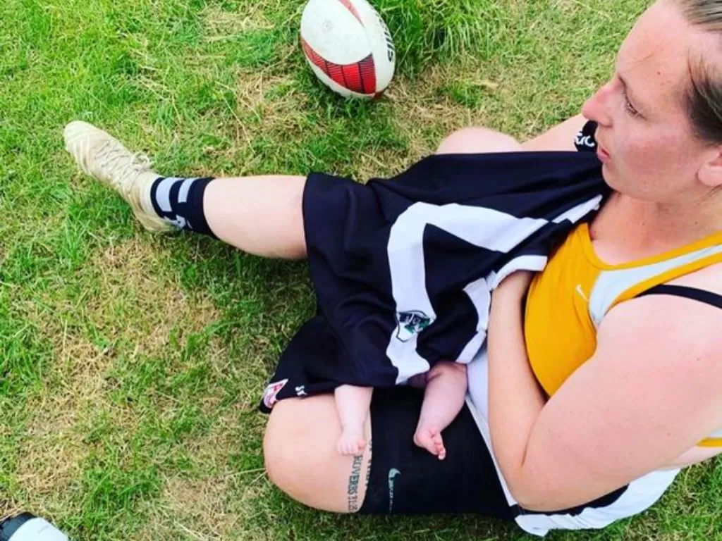 Emily Brierley memberi makan putrinya Arabella selama pertandingan rugby (Emily Brierley/SWNS.COM)