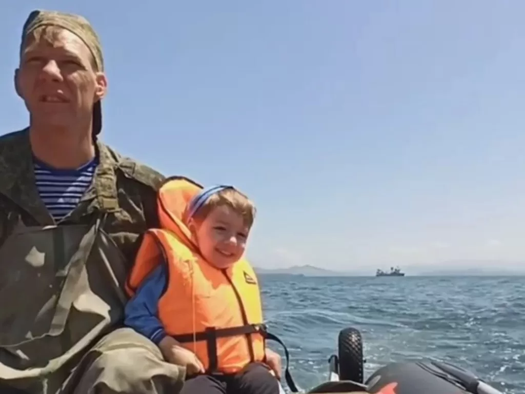 Bocah ini selamat setelah 24 jam sendirian di perahu. (Newsflash)