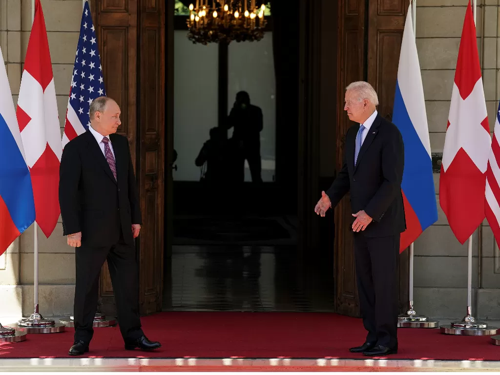 Pertemuan pertama Joe Biden dengan Vladimir Putin. (REUTERS/Kevin Lamarque)