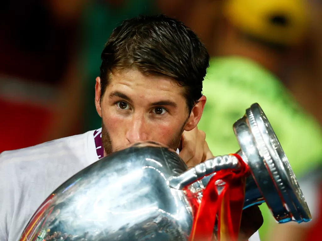 Sergio Ramos saat juara Euro 2012 bersama Spanyol (REUTERS/Kai Pfaffenbach/File Photo)