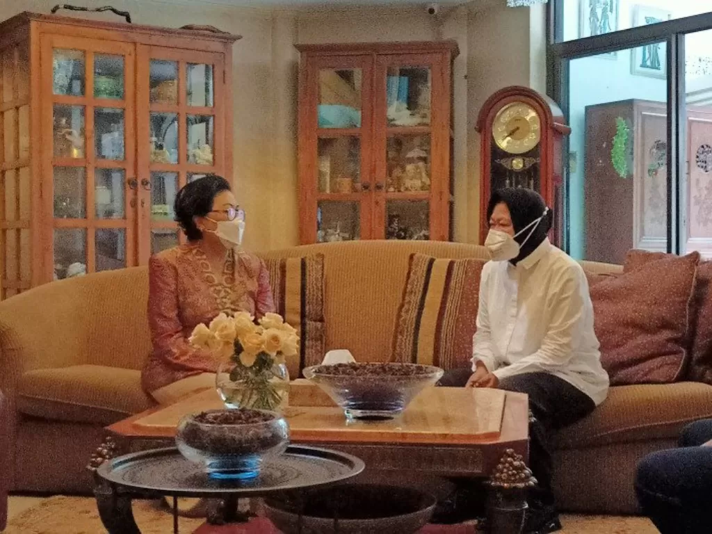 Menteri Sosial Tri Rismaharini (kanan) saat berbincang dengan Mensos era Soeharto Inten Soeweno (kiri) saat keduanya bertemu di kediaman Inten di kawasan Patra Kuningan, Jakarta Selatan, Kamis (17/6/2021). (photo/ANTARA/Asep Firmansyah)