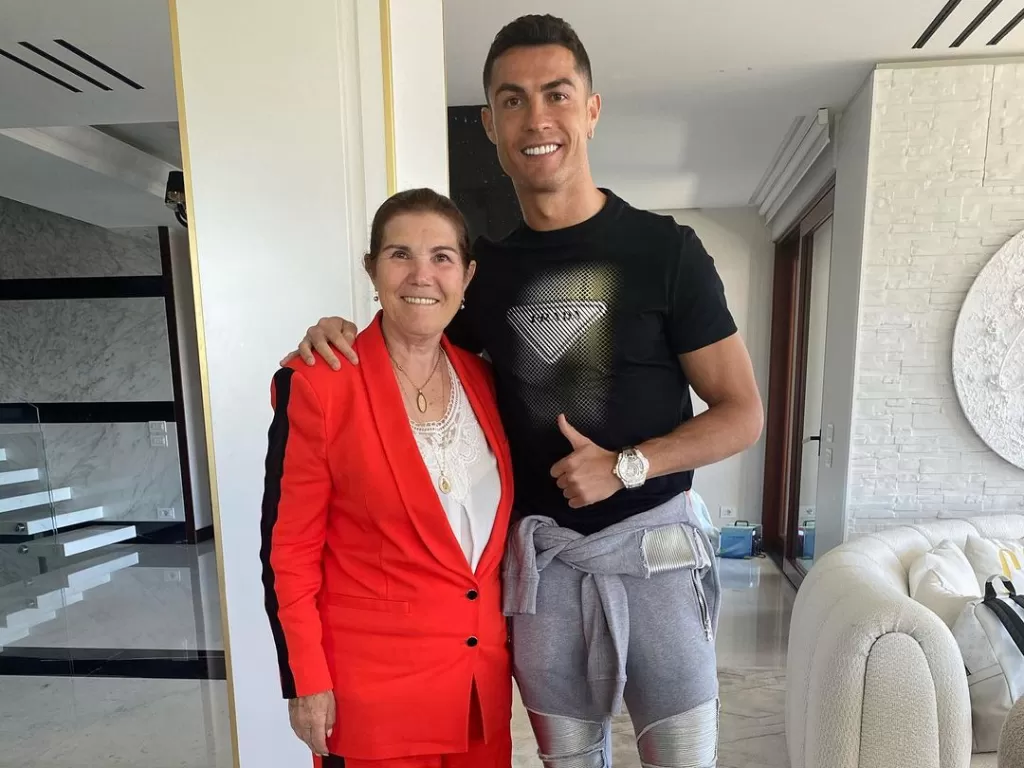 Ibunda Cristiano Ronaldo, Maria Dolores. (photo/Instagram/@doloresaveiroofficial)