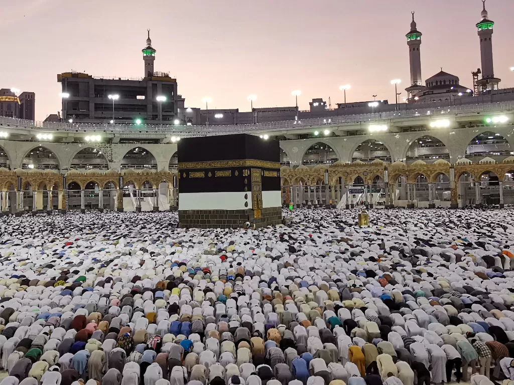 Jemaah Haji sedang melakukan salat di depan Kabah, Mekkah, Arab Saudi. (photo/REUTERS/Waleed Ali)