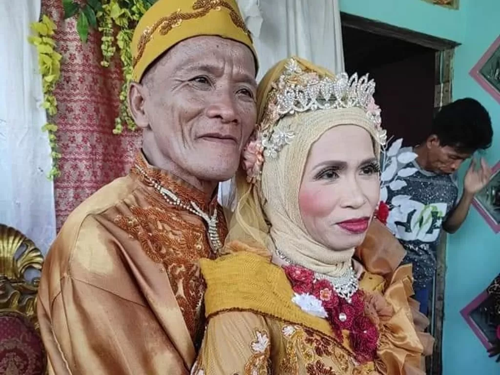 Pernikahan kakek dan nenek di Desa Kartiasa, Kabupaten Sambas. (Foto: Instagram @sambasinformasi)