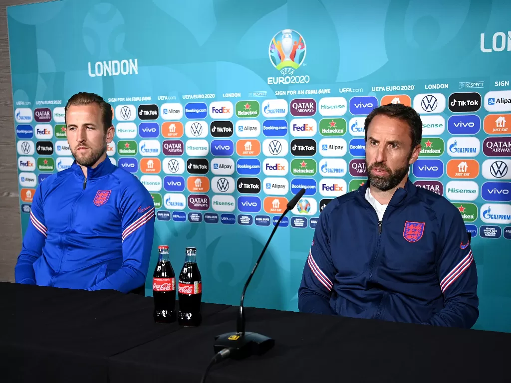 Harry Kane dan Gareth Southgate saat konferensi pers pra pertandingan Inggris. (photo/REUTERS/HANDOUT)