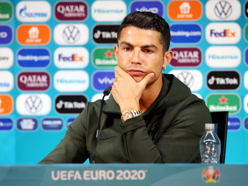 Cristiano Ronaldo dalam konferensi pers EURO 2020. (photo/REUTERS/Buntut Ulah Para Pemain Singkirkan Sponsor EURO 2020 Saat Jumpa Pers, UEFA Angkat Bicara)