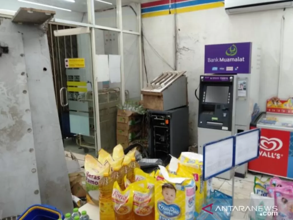 Satu unit mesin anjungan tunai mandiri (ATM) Bank BRI yang ditempatkan di sebuah minimarket di Jalan Raya Narogong Pangkalan 3, Kelurahan 