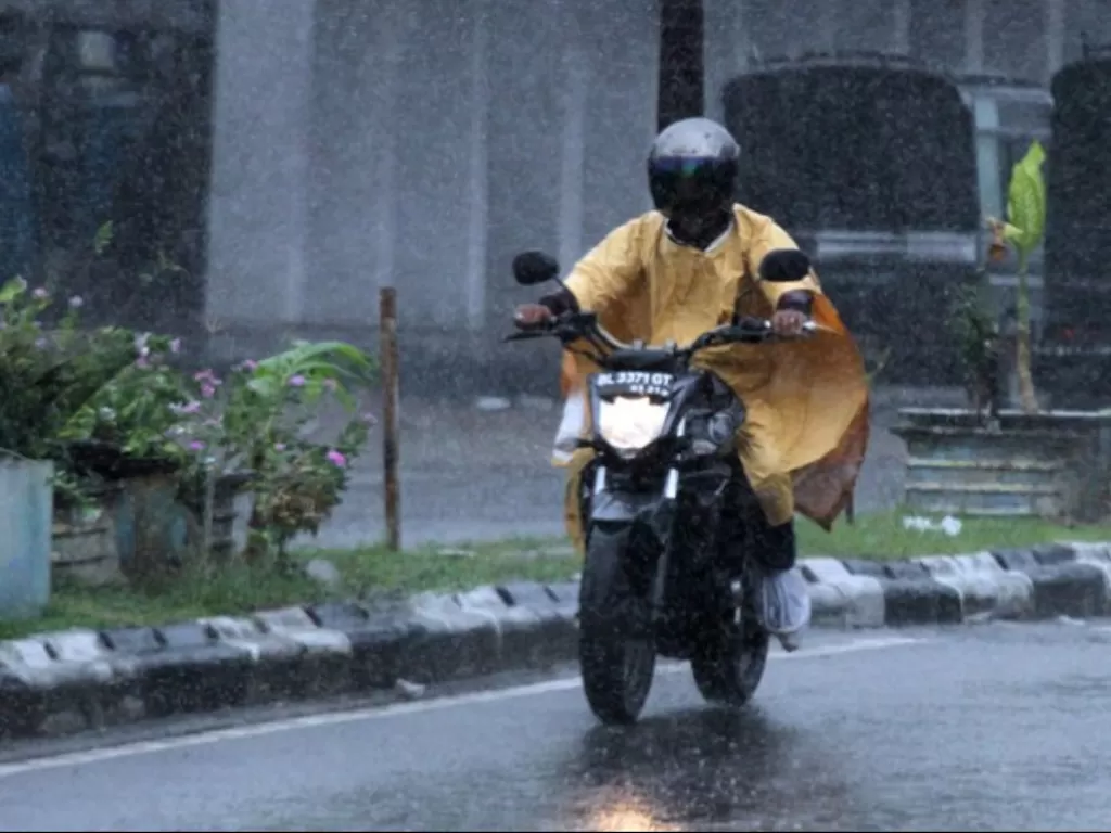 Ilustrasi: Pengendara motor melintas di tengah hujan. (ANTARA FOTO/RAHMAD/hp) 