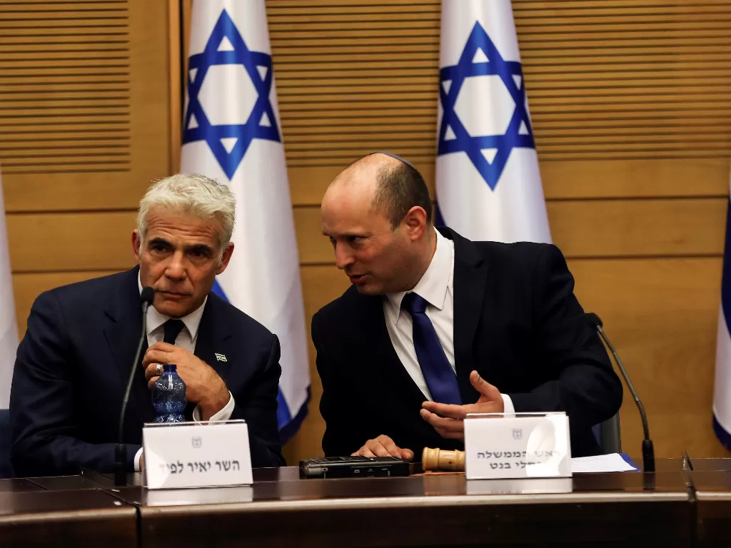 PM Israel Naftali Bennett dan Menlu Israel Yair Lapid (REUTERS/Ronen Zvulun)
