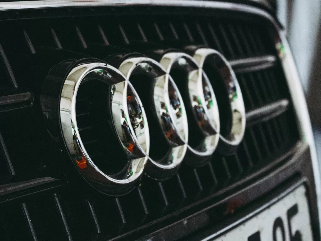 Tampilan logo perusahaan otomotif Audi di mobil buatannya (photo/Unsplash/Marcel Stauss)