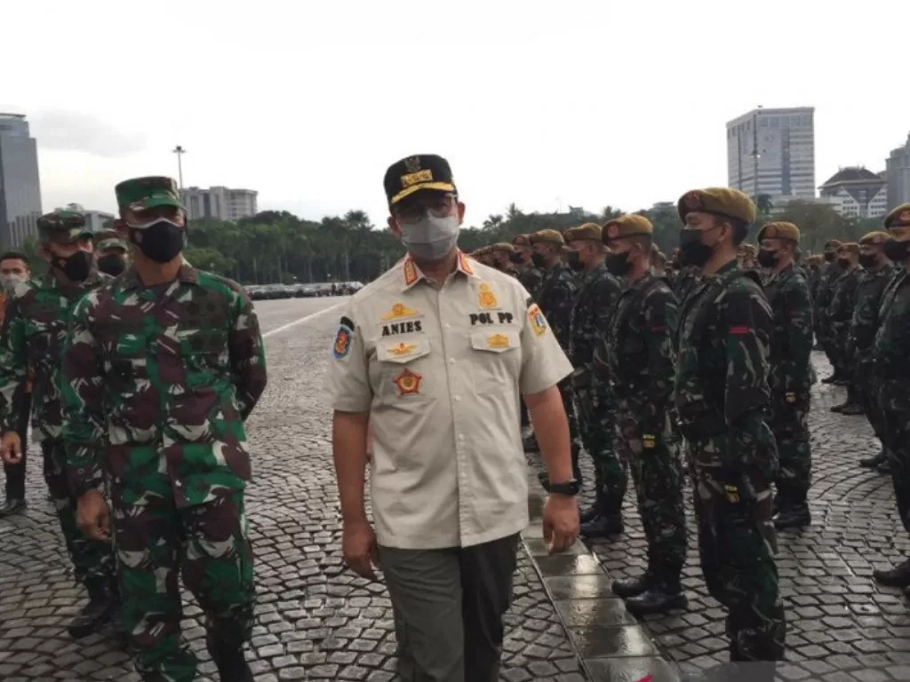 Gubernur DKI Jakarta Anies Baswedan melakukan pengecekan kesiapan personel pada apel gabungan di Lapangan Monas, Jakarta Pusat, Jumat sore (18/6/2021). (photo/ANTARA/Mentari Dwi Gayati)