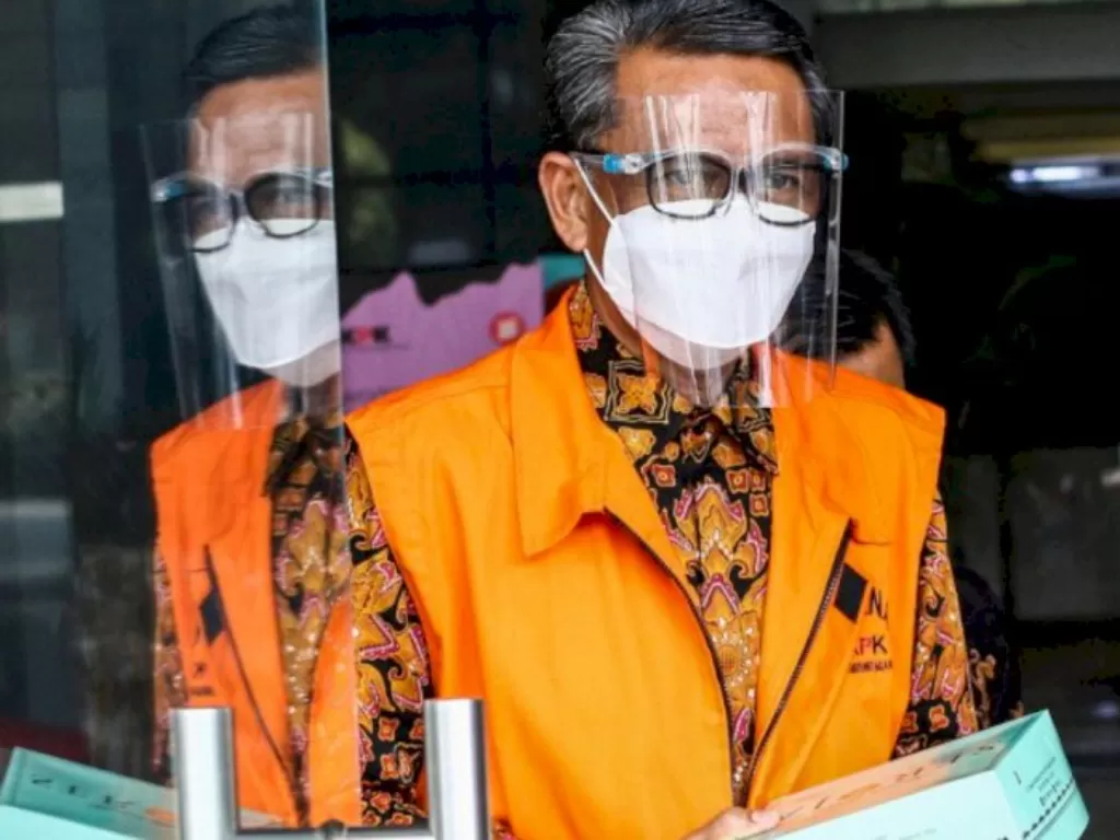 Tersangka Gubernur nonaktif Sulawesi Selatan Nurdin Abdullah berjalan usai menjalani pemeriksaan di Gedung KPK, Jakarta. (ANTARA/Rivan Awal Lingga)