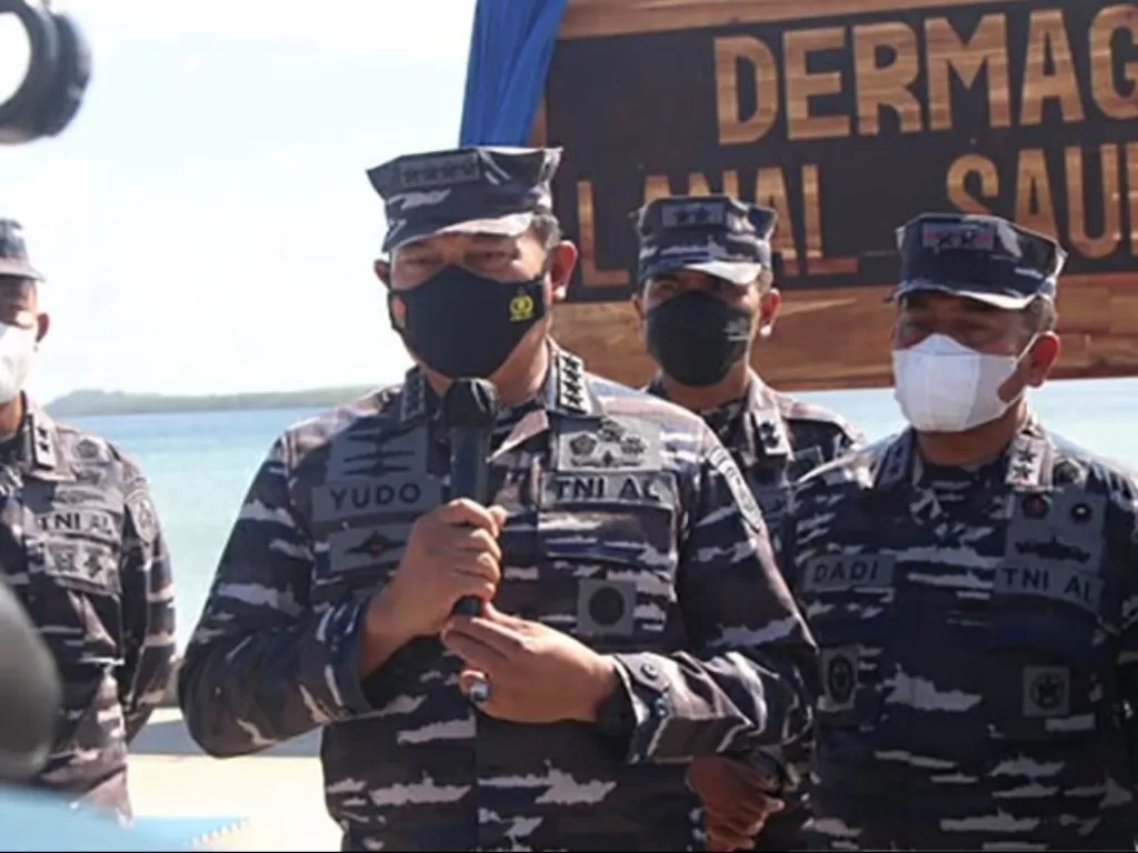  Kepala Staf TNI Angkatan Laut (Kasal) Laksamana TNI Yudo Margono saat kunjungan kerja di Saumlaki, Kabupaten Kepulauan Tanimbar, Maluku. (ANTARA/Simon Lolonlun) 