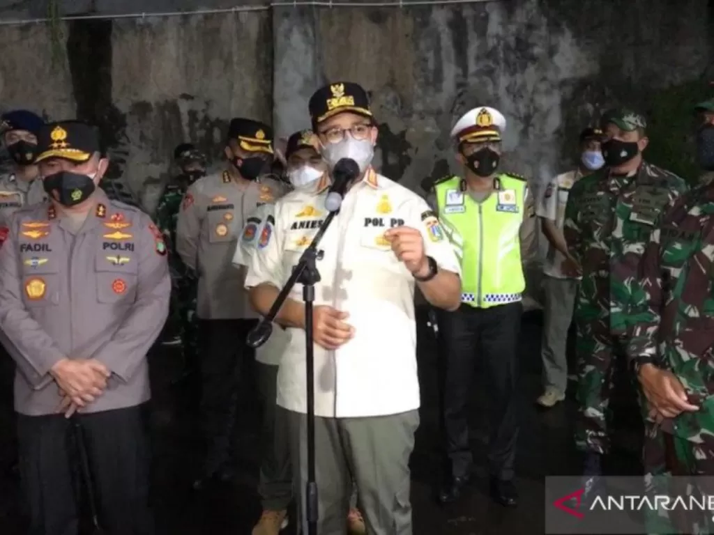 Gubernur DKI Jakarta Anies Baswedan (tengah) ketika memberikan keterangan pers saat melakukan inspeksi mendadak terkait PPKM Mikro di Kemang, Jakarta Selatan, Jumat (18/6/2021). (ANTARA/HO-Polres Metro Jakarta Selatan)