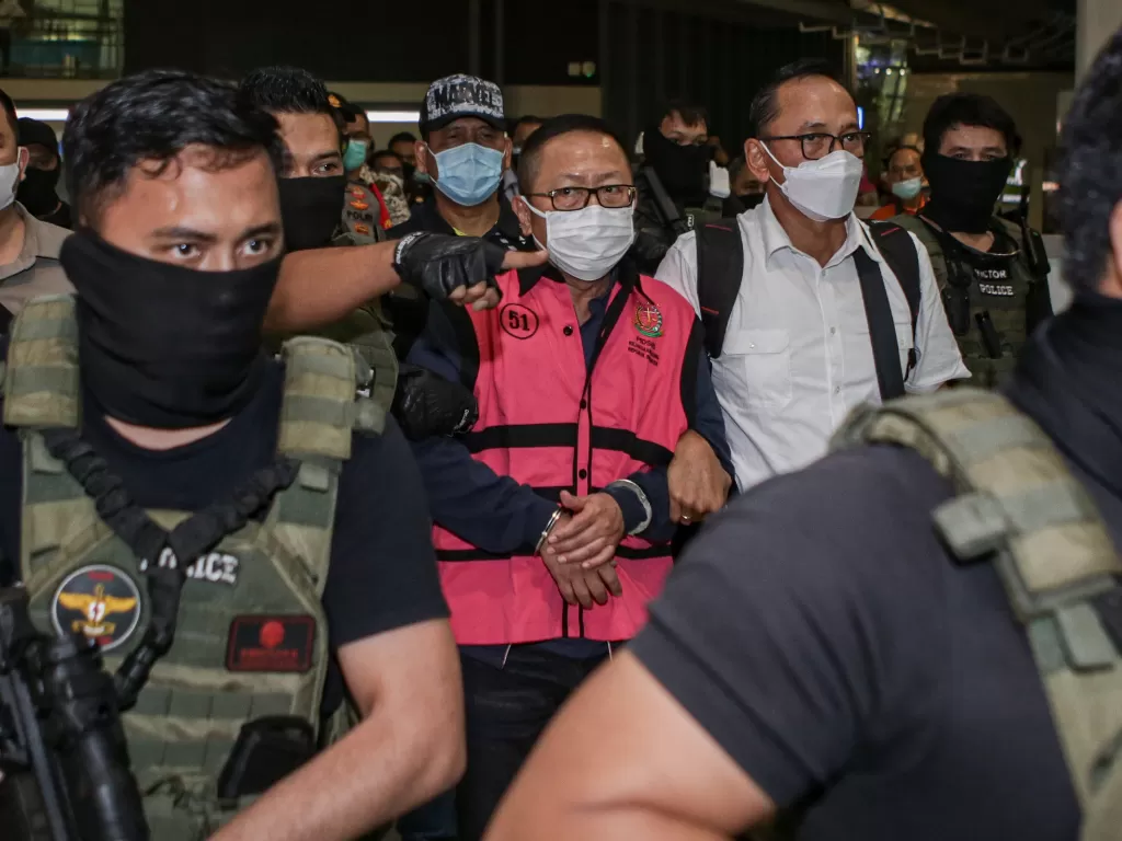 Terpidana kasus pembalakan liar Adelin Lis (tengah) dibawa oleh petugas setibanya di Bandara Soekarno Hatta, Tangerang, Banten, Sabtu (19/6/2021).  (photo/ANTARA FOTO/Fauzan)