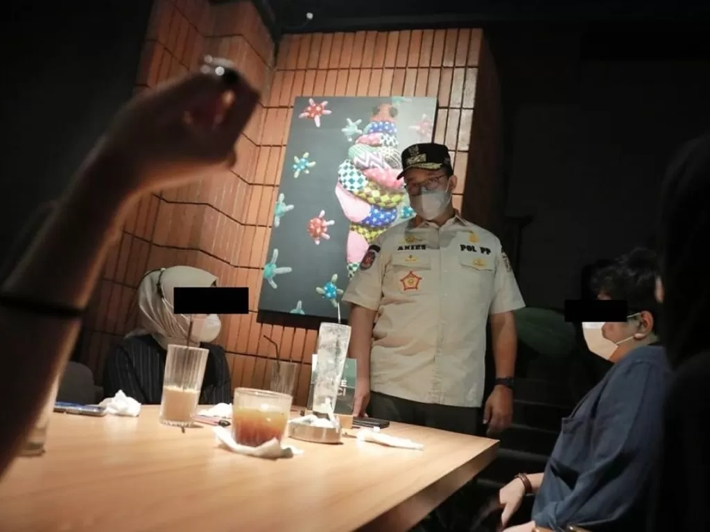 Gubernur DKI Jakarta Anies Baswedan saat melakukan sidak PPKM di salah satu kafe di Jakarta, Jumat (18/6/2021). (Instagram/@aniesbaswedan)