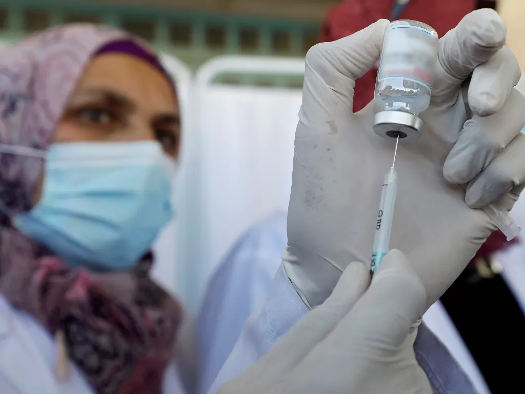 Seorang petugas kesehatan Palestina menyiapkan vaksin melawan penyakit coronavirus (COVID-19) setelah pengiriman dosis dari Israel, di Betlehem di Tepi Barat yang diduduki Israel, 3 Februari 2021. (photo/REUTERS/Mussa Qawasma/ilustrasi)