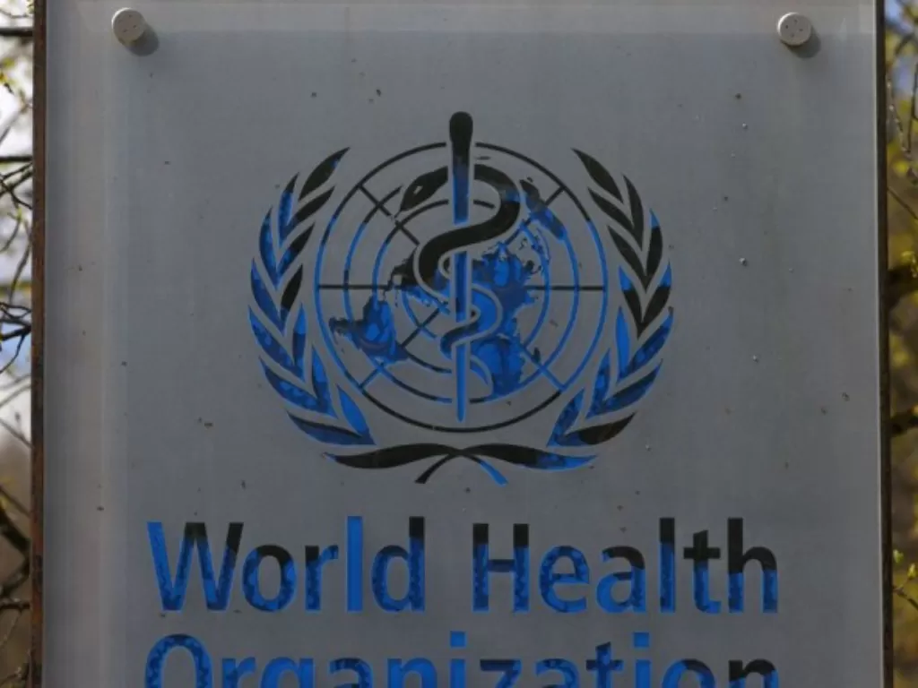 Sebuah logo digambarkan di luar gedung Organisasi Kesehatan Dunia (WHO) selama pertemuan dewan eksekutif tentang pembaruan penyakit coronavirus (Covid-19), di Jenewa, Swiss, 6 April 2021. (photo/REUTERS/Denis Balibouse/File Photo)