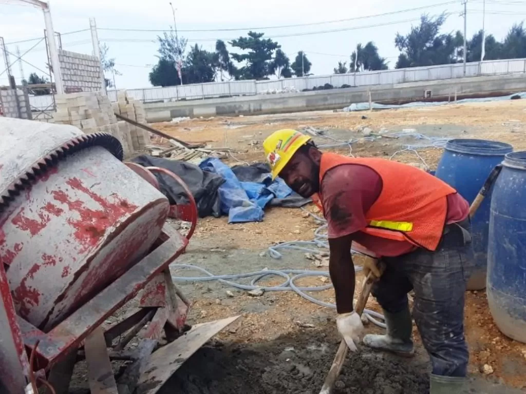Pekerja orang asli Papua Lucky Bilasi sedang menyiapkan bahan bangun untuk pembangjnan fasilitas venue cabang olahraga dayung PON XX Papua di Holtekam Kota Jayapura.(ANTARA/Muhsidin)