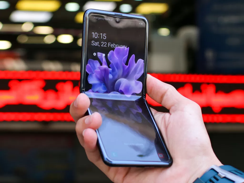 Tampilan smartphone lipat Samsung Galaxy Z Flip (photo/Unsplash/Zana Latif)