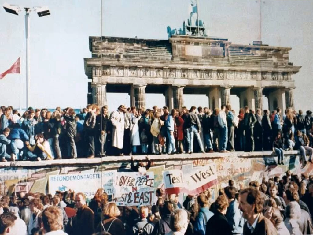 Peristiwa bersatunya Jerman pasca runtuhnya Tembok Berlin. (Wikipedia).