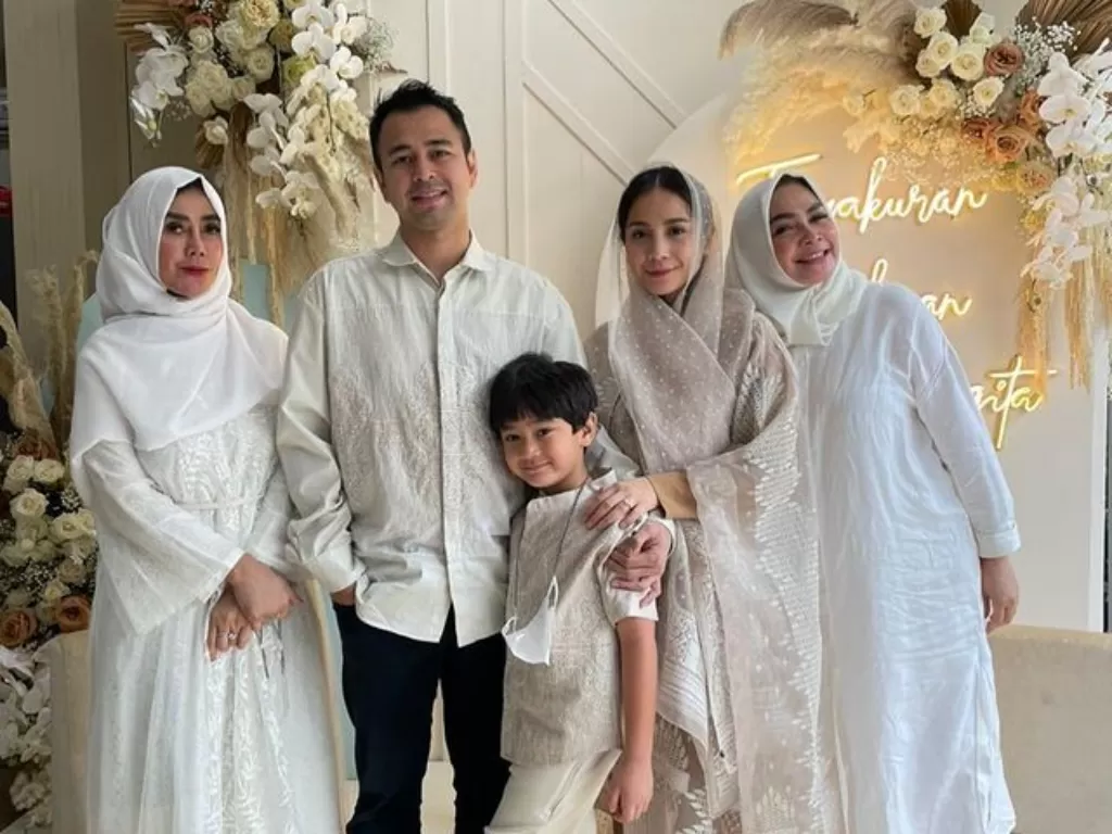 Keluarga Raffi Ahmad dan Nagita Slavina. (Instagram/@raffiangita1717)