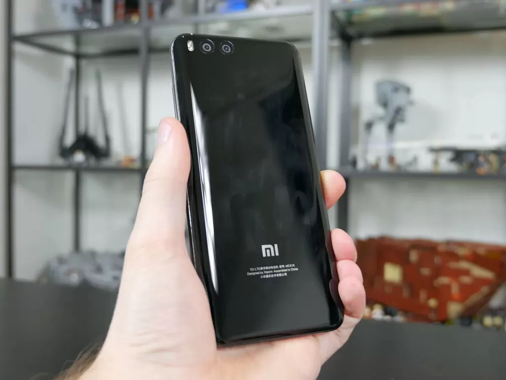 Tampilan belakang dari smartphone Xiaomi Mi 6 warna hitam (photo/TechSpot)