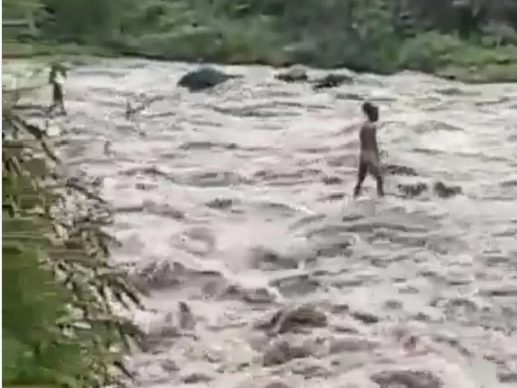  Cuplikan video warga yang terjabak di air bah saat sedang cari ikan. (photo/Istimewa)
