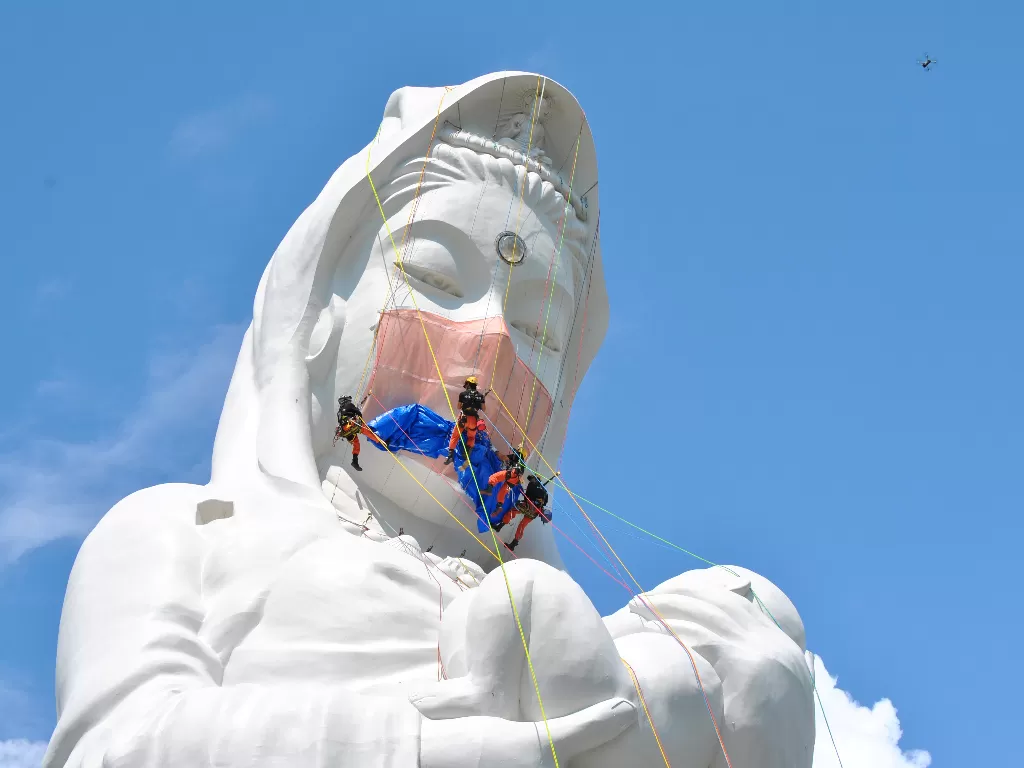 Patung Buddha Dewi Kannon yang memakai masker. (photo/REUTERS/Houkokuji Aizu Betsuin)