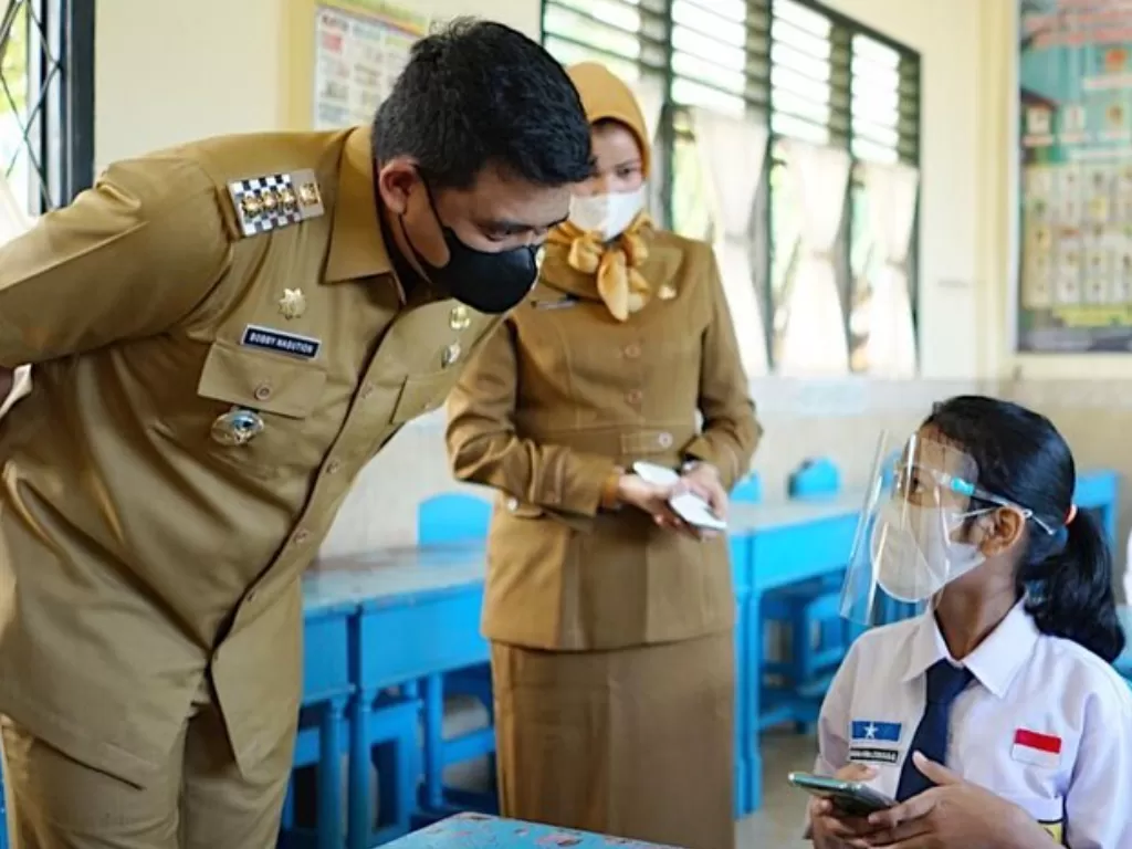 Wali Kota Medan Bobby Nasution saat berkunjung simulasi sekolah tatap muka di Medan. (Foto/Instagram/Bobbynst)