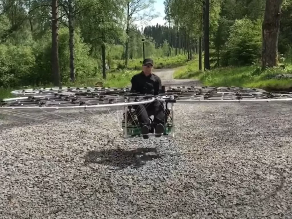 Pria ini menciptakan drone dari rumahnya. (Photo/YouTube/Good Schitt!)