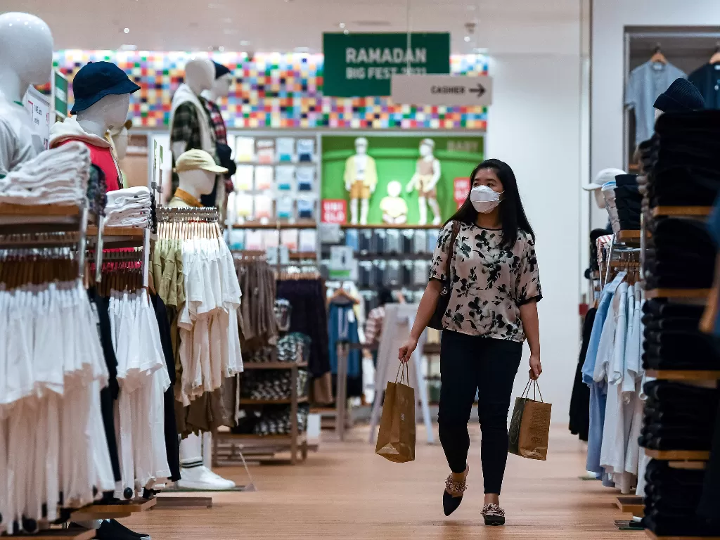 Warga berbelanja di mall (Ilustrasi/ANTARA FOTO/Sigid Kurniawan)